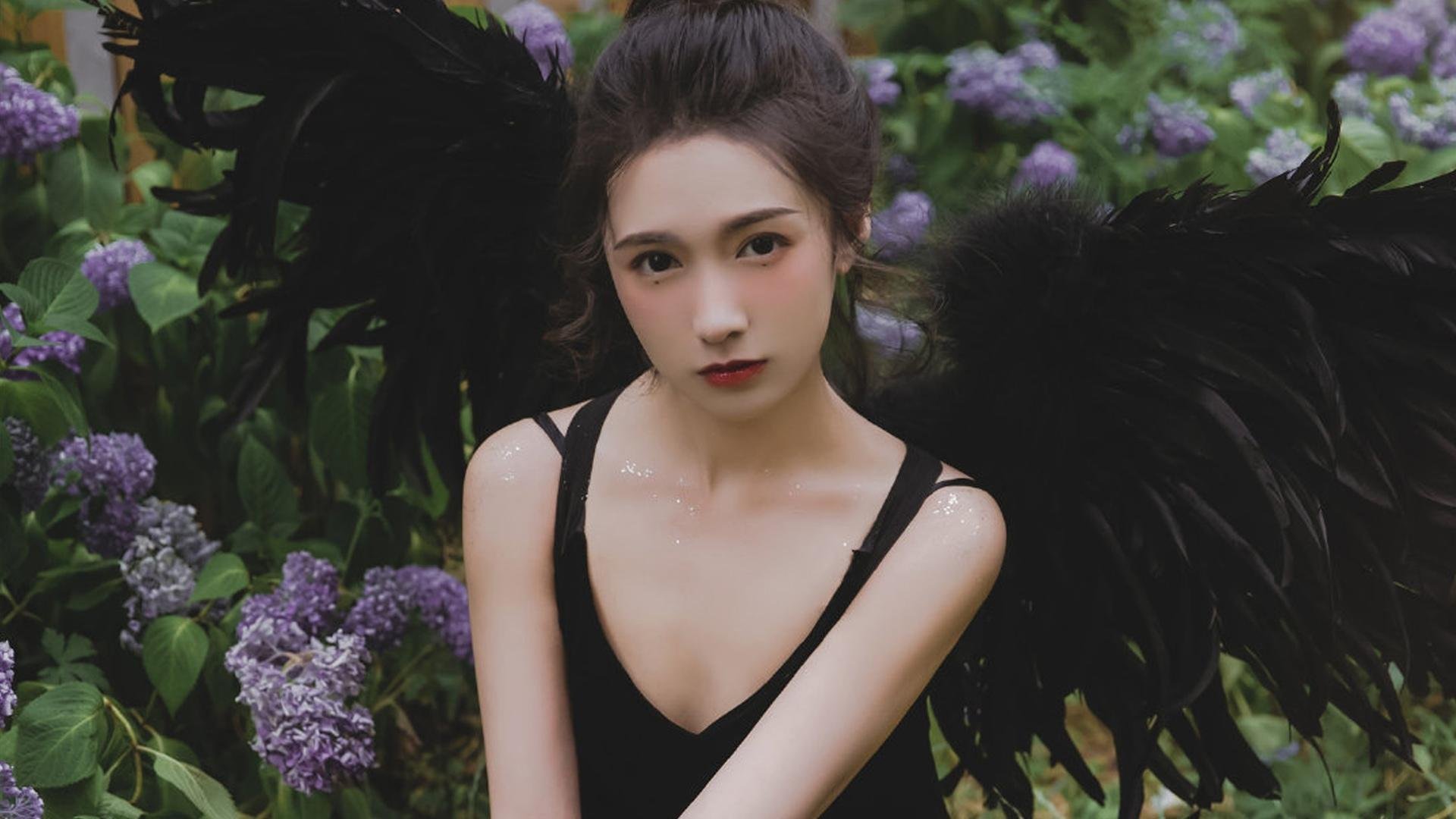 《明星电子竞技解说:带你领略每场激战的精彩!》,明星x电竞选手